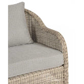 Vidéki vintage stílusú, háromszemélyes, natúr színű műrattan kerti kanapé, bézs színű olefin ülő és hátpárnával.